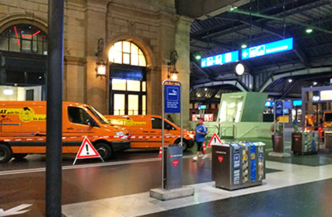Rohrreinigungs-Servicefahrzeuge von RohrMax – nächtlicher Einsatz im Hauptbahnhof Zürich